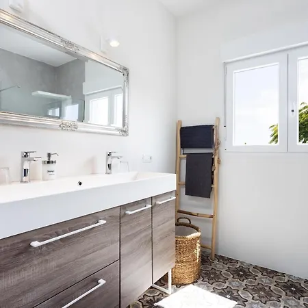 Home2book Stunning Design House Hébergement de vacances